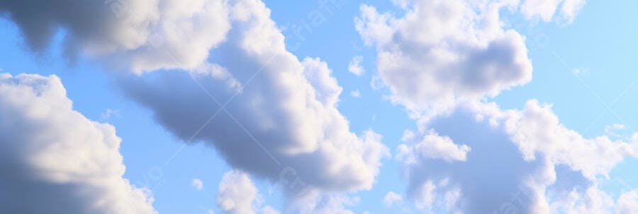 Nuvens brancas e cinzas em um céu azul vibrante