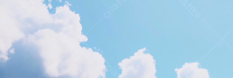 Céu azul com nuvens brancas fofas em dia claro