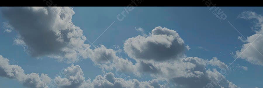 Céu azul claro com nuvens brancas e cinzentas esparsas em dia ensolarado