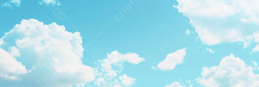 Nuvens brancas fofas em céu azul claro ensolarado