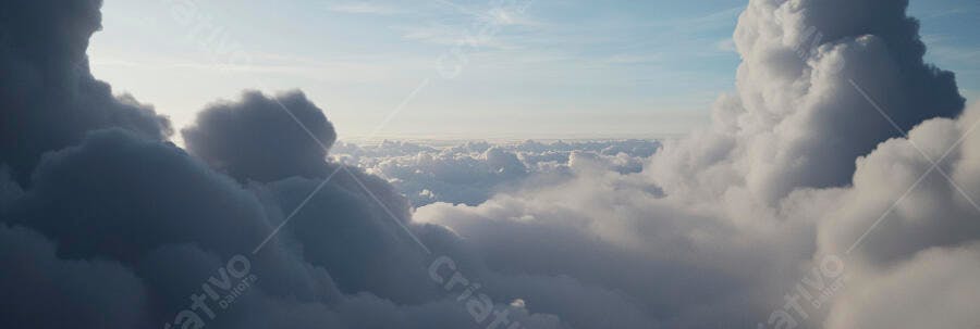 Nuvens brancas volumosas vistas de cima com céu azul claro ao amanhecer