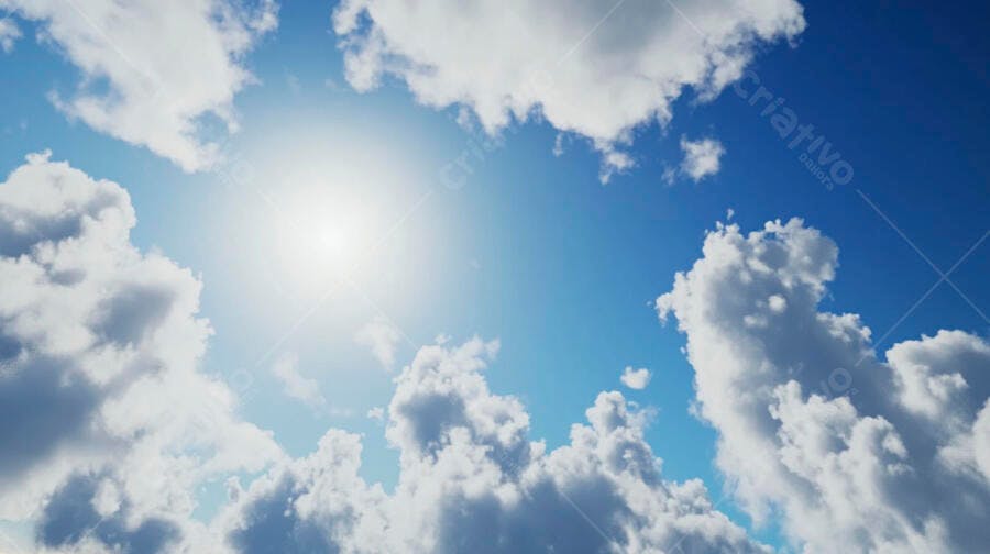 Céu azul claro com nuvens brancas e sol brilhante ao meio-dia