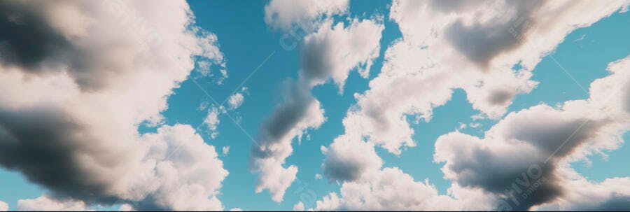 Céu azul vibrante com nuvens brancas e cinzas expansivas durante o dia