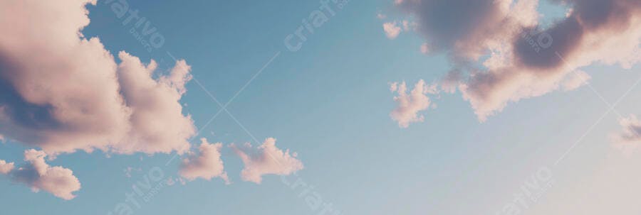 Céu azul claro com nuvens rosadas ao amanhecer ou entardecer