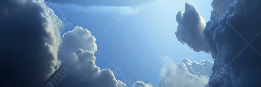 Nuvens cumulonimbus imponentes no céu azul claro