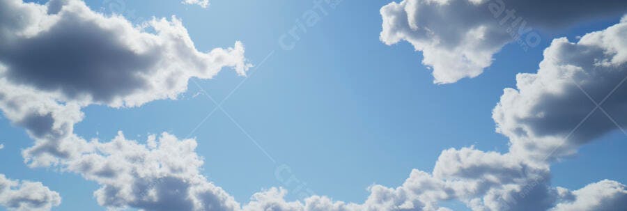 Céu azul claro com nuvens brancas e sombras cinzas em dia ensolarado