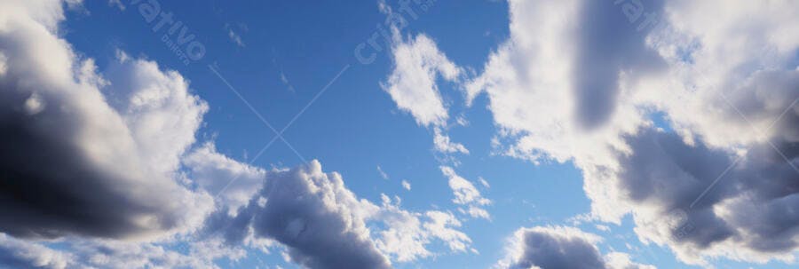 Céu azul claro com nuvens brancas e cinzas escuras em dia ensolarado