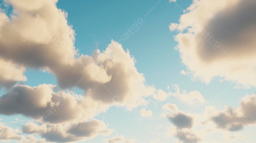 Céu azul com nuvens brancas e alaranjadas ao fim da tarde
