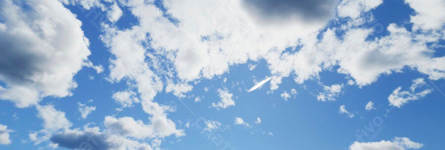Céu azul com nuvens brancas e cinzas em dia claro de verão