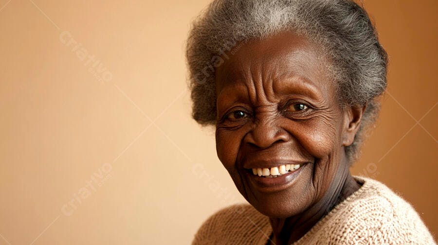 Mulher idosa negra sorrindo feliz com cabelo grisalho em fundo bege