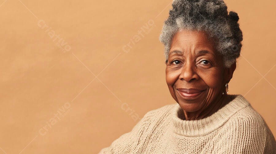 Mulher negra idosa sorrindo com suéter bege em fundo marrom claro