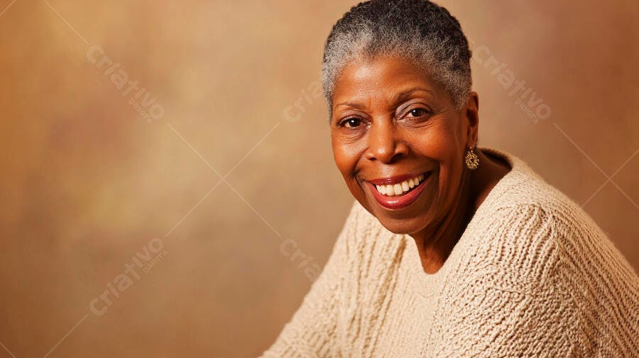 Mulher idosa negra sorrindo feliz com suéter bege de tricô