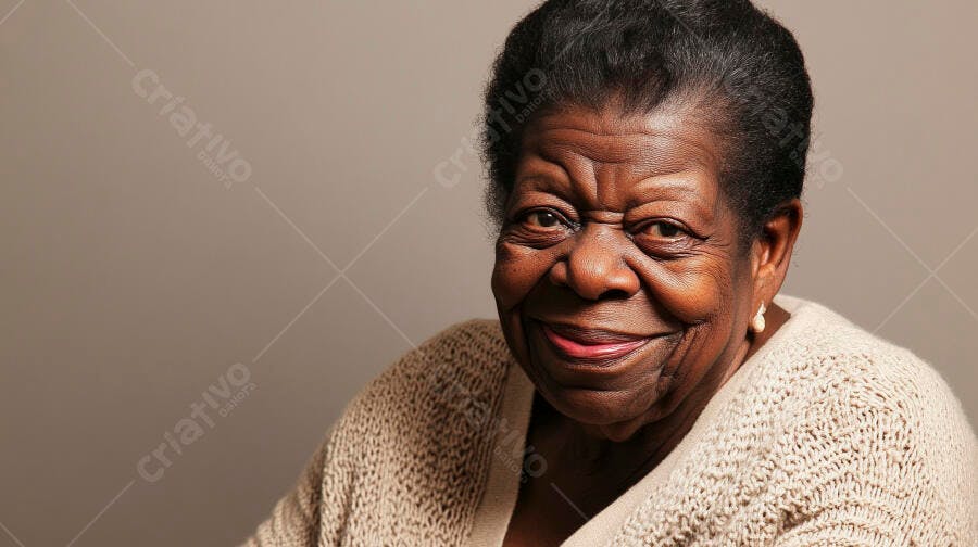 Mulher negra idosa sorrindo em retrato com suéter bege
