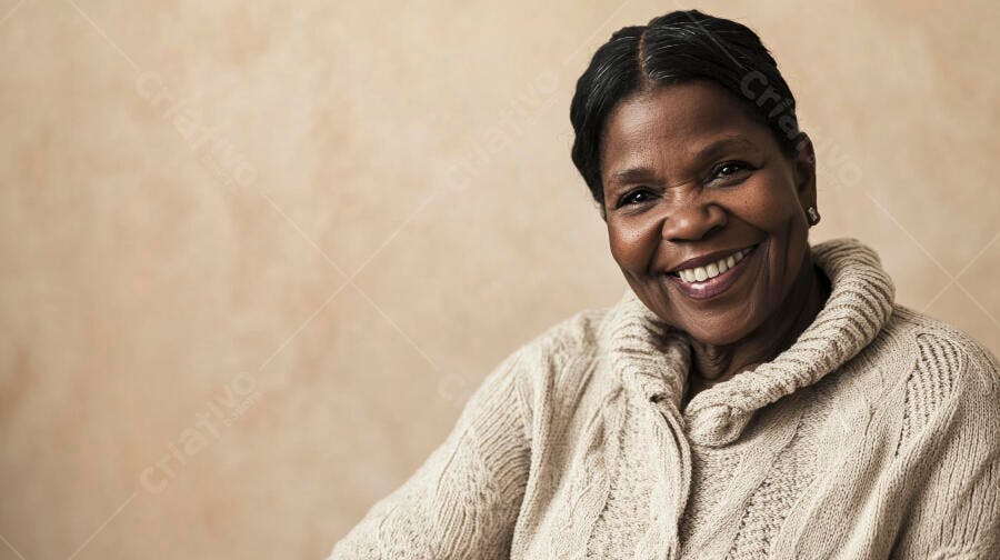 Mulher negra idosa sorrindo feliz em suéter de tricô bege