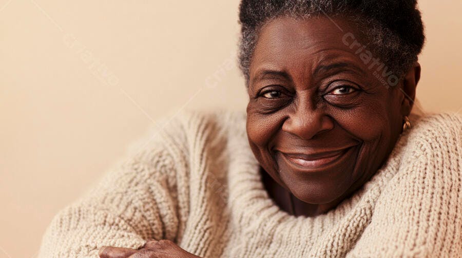 Mulher idosa negra sorrindo vestindo suéter bege confortável