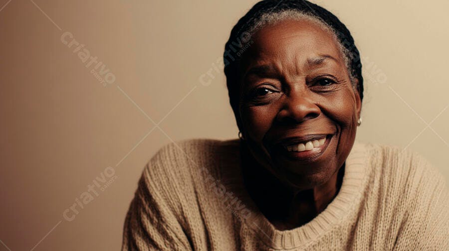 Mulher idosa negra sorrindo feliz com suéter bege