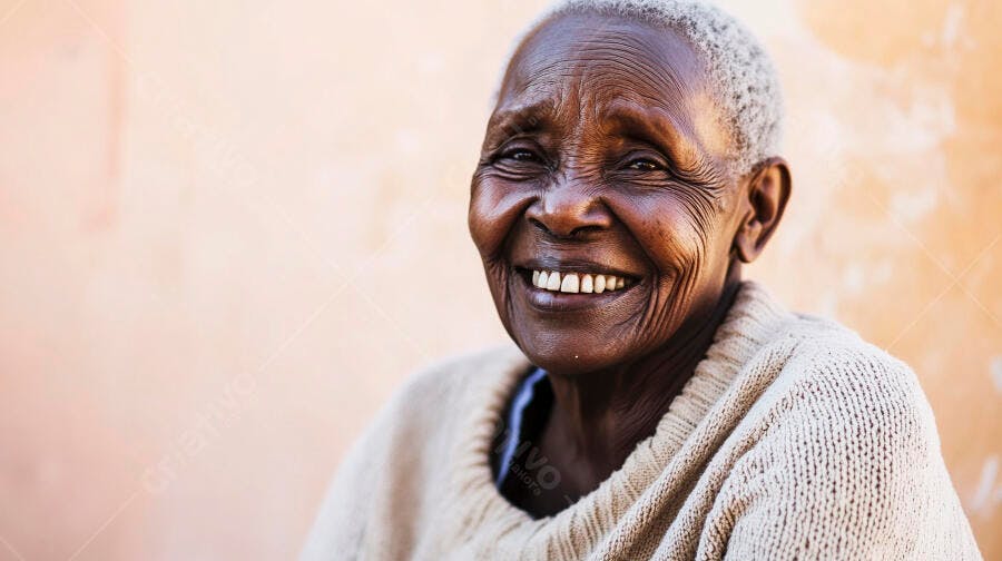 Mulher idosa negra sorrindo feliz com suéter bege