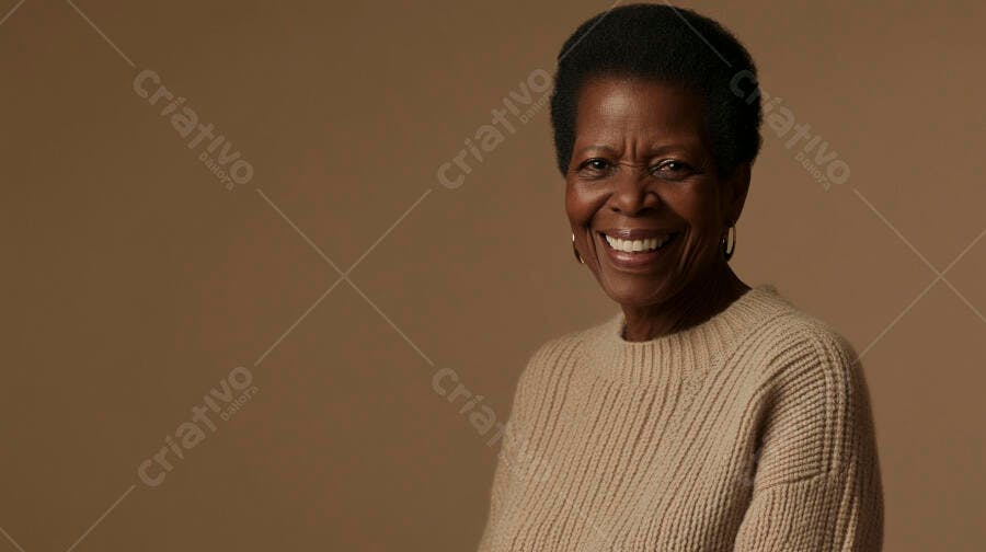 Mulher negra idosa sorrindo feliz em suéter creme com fundo marrom claro