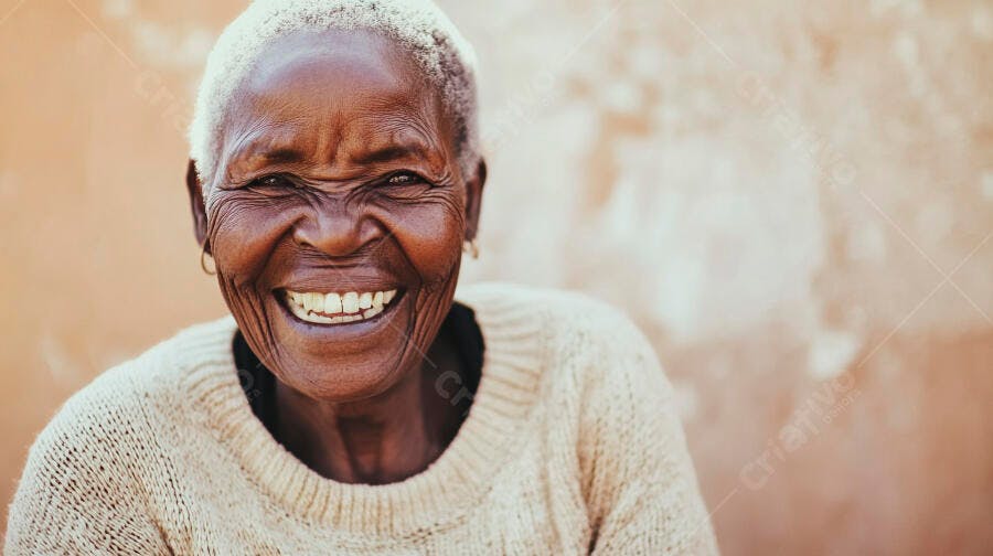 Mulher idosa africana sorrindo radiante cabelos brancos suéter bege contra parede marrom clara