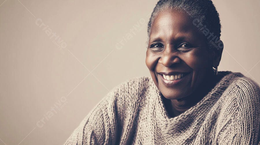 Mulher negra idosa feliz sorrindo suéter de tricô bege cabelo grisalho