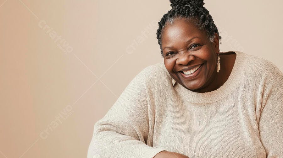 Mulher negra idosa sorrindo com tranças suéter bege em fundo neutro claro