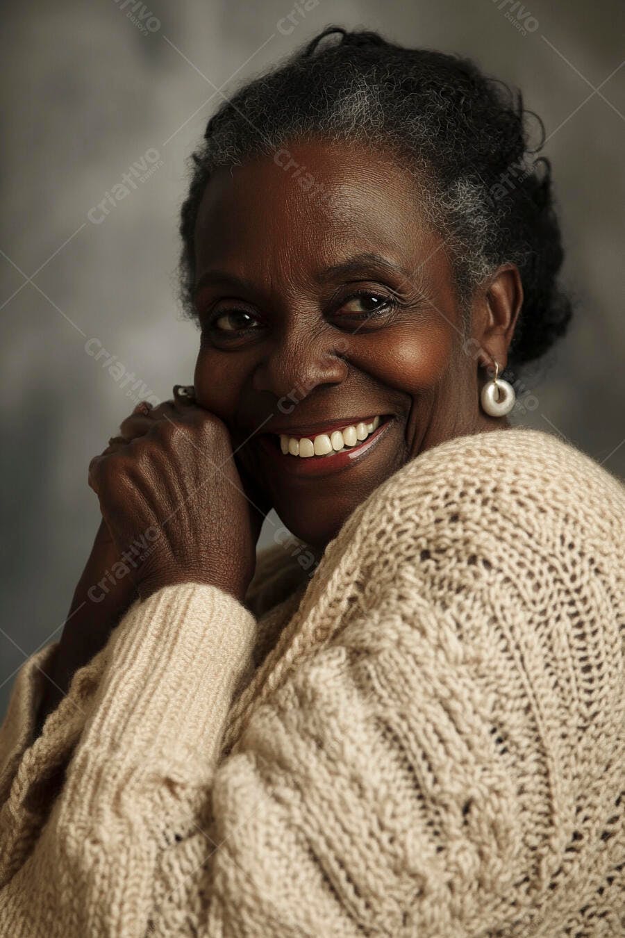 Mulher idosa negra sorrindo feliz com suéter bege
