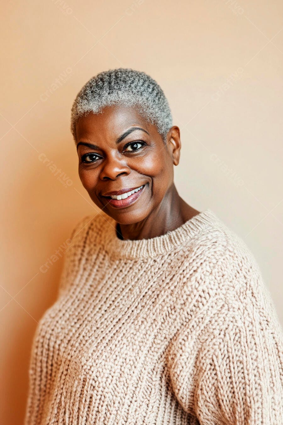 Mulher negra idosa com cabelos grisalhos curtos sorrindo em suéter bege claro