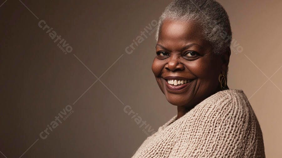 Mulher negra idosa sorrindo feliz usando suéter creme de tricô