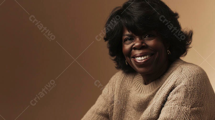Mulher negra sorrindo feliz usando suéter bege em retrato de estúdio