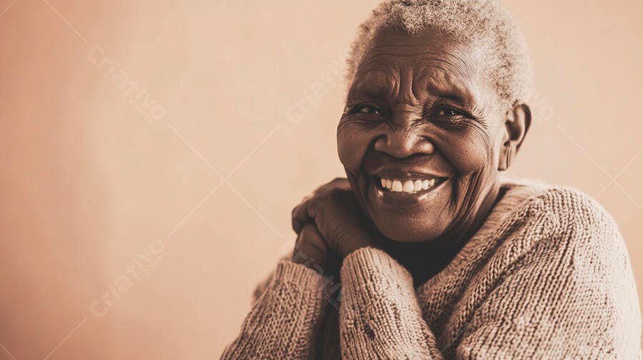 Mulher idosa negra feliz sorrindo em close up com cabelo grisalho