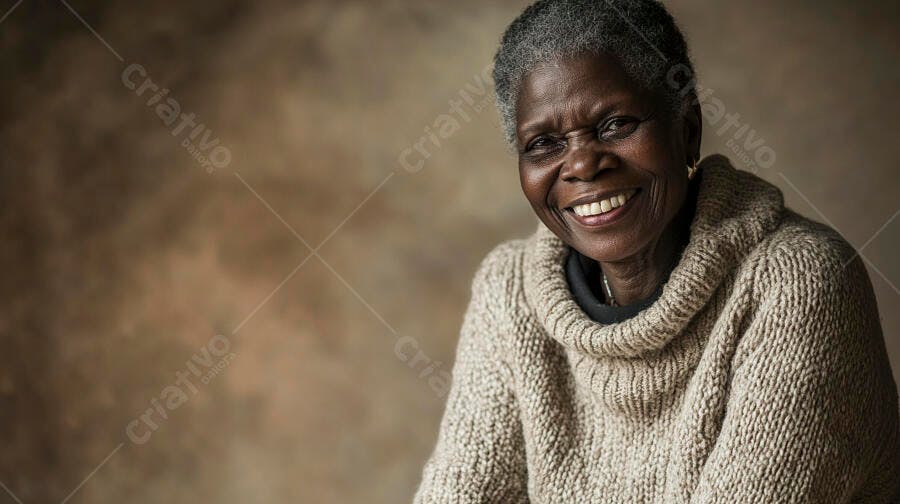 Mulher idosa negra sorrindo com suéter de tricô bege em retrato caloroso