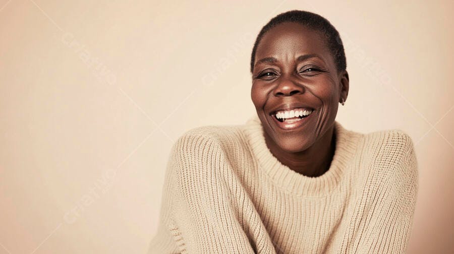 Mulher negra sorrindo feliz com suéter bege em fundo claro