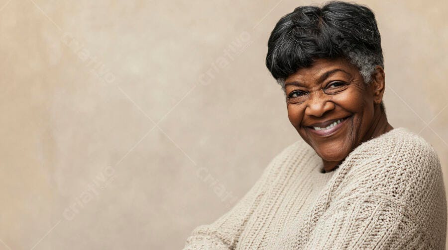 Mulher idosa afro-americana sorrindo em suéter creme
