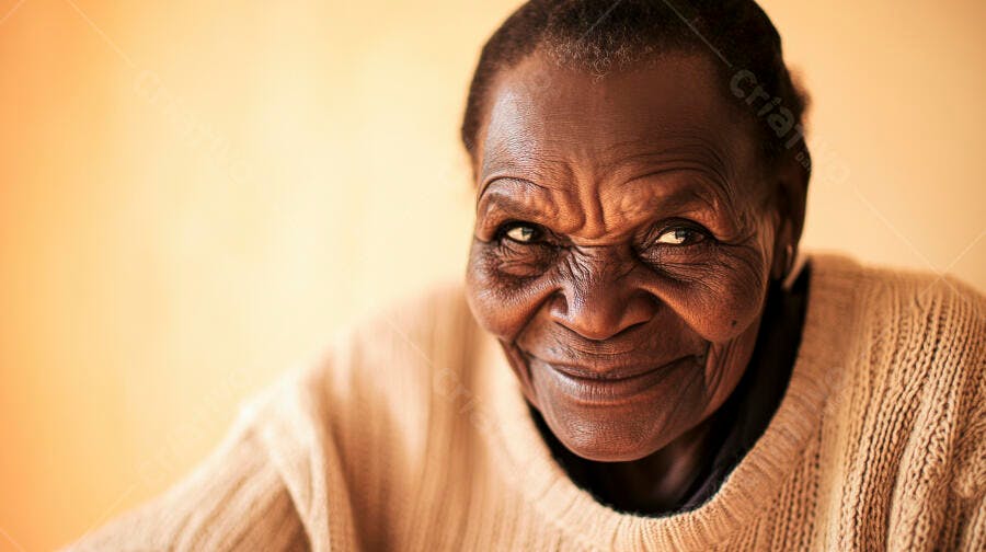 Mulher negra idosa sorrindo em retrato de close-up com suéter bege