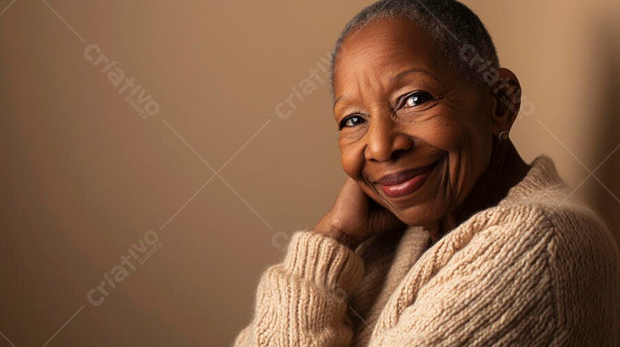 Mulher idosa negra sorrindo retrato caloroso ambiente neutro