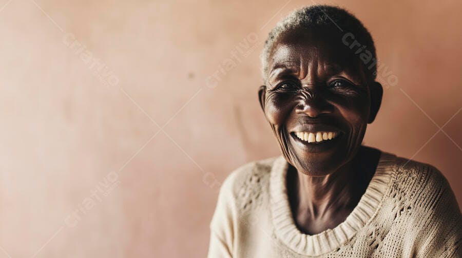 Mulher idosa negra sorrindo feliz em retrato caloroso com suéter bege