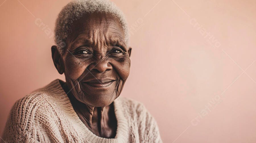Mulher idosa negra de cabelo grisalho sorrindo com suéter creme