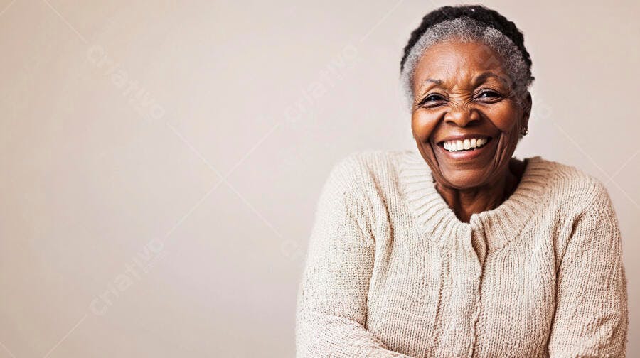 Retrato de mulher idosa negra sorrindo alegremente com suéter de tricô