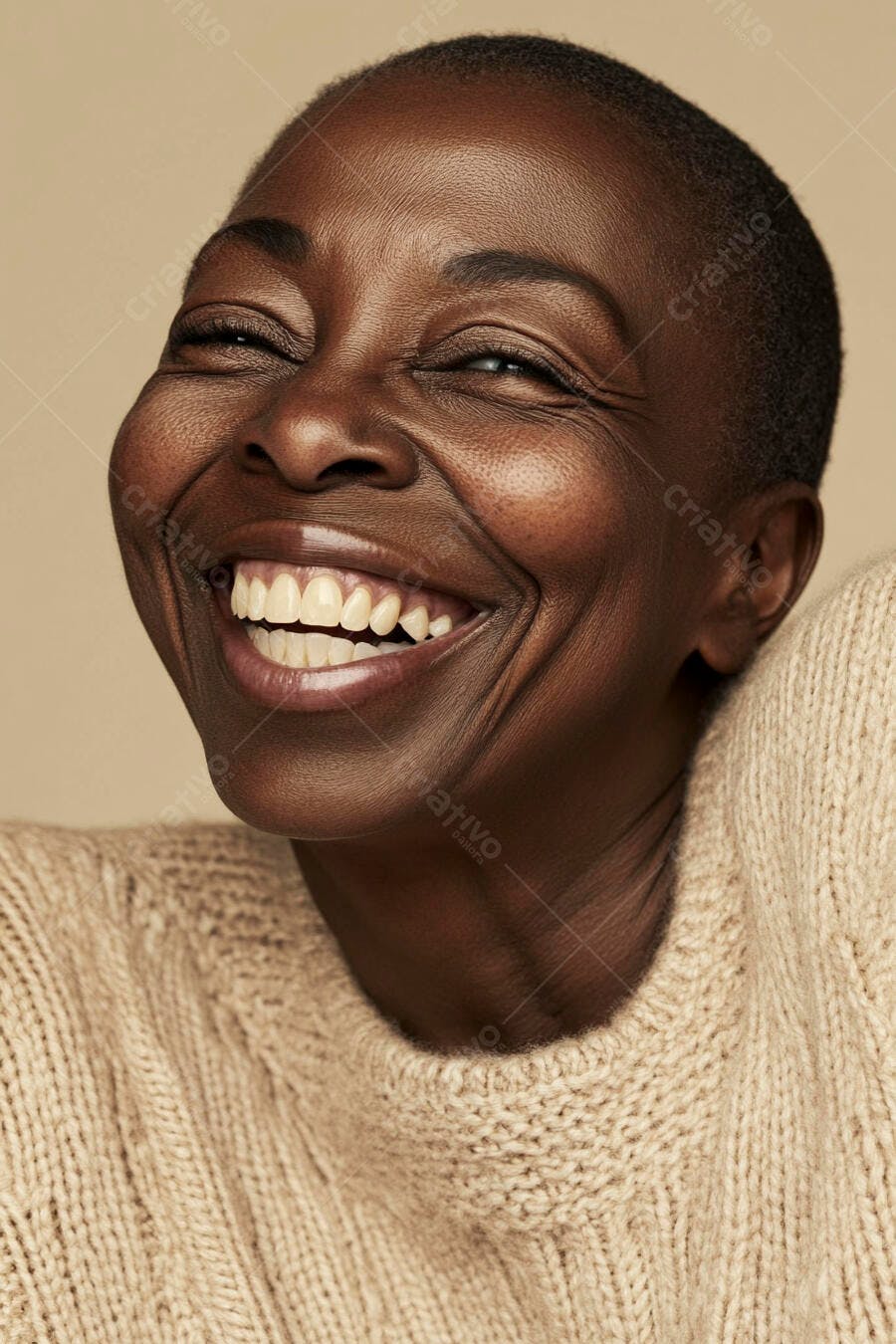 Mulher negra sorrindo abertamente com cabelo curto e suéter bege
