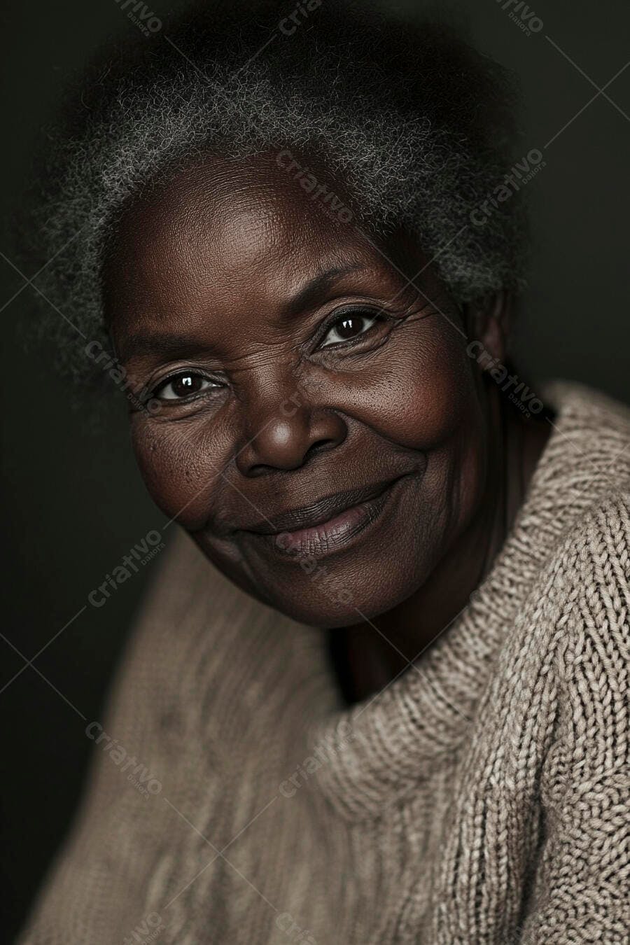 Mulher idosa negra sorrindo com suéter de tricô marrom claro