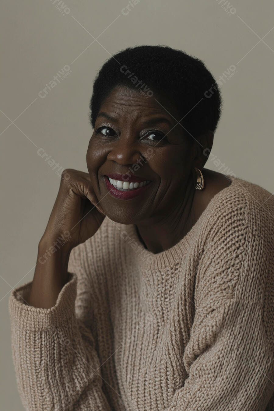 Mulher negra sorridente de suéter bege claro closeup