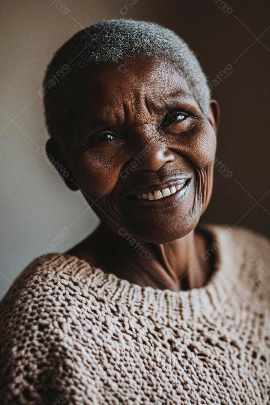 Mulher idosa negra sorrindo com cabelos grisalhos e suéter de tricô bege