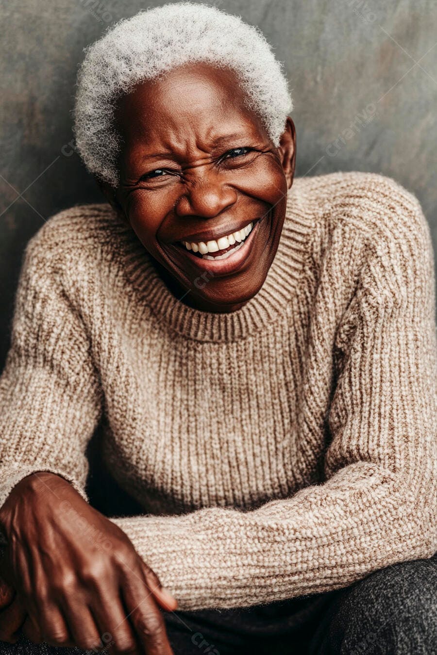 Mulher idosa negra sorrindo feliz com cabelos brancos e suéter bege