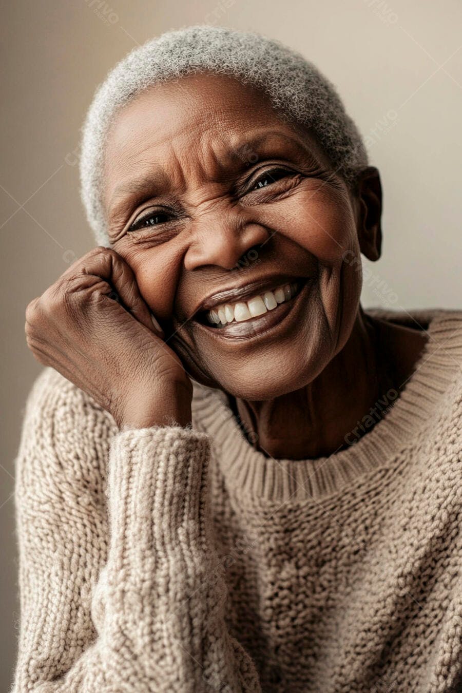 Mulher idosa negra feliz sorrindo com suéter bege aconchegante