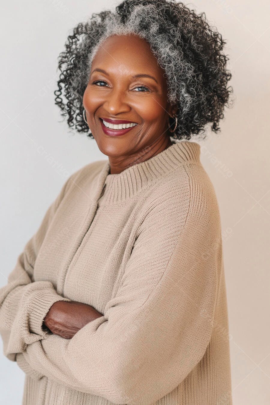 Mulher sênior afro-americana sorrindo com cabelo grisalho e suéter bege