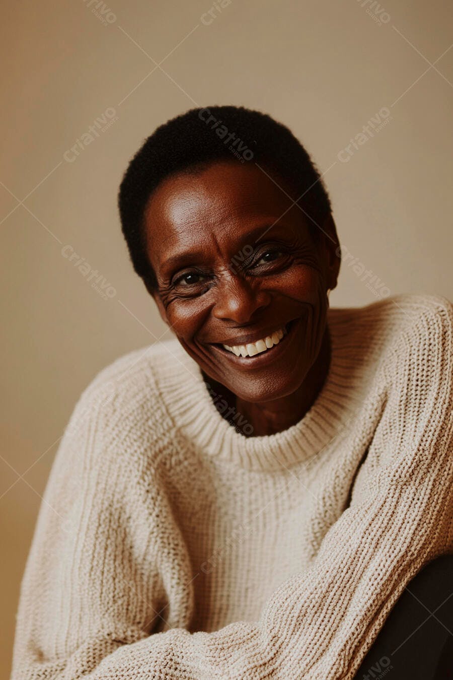 Mulher negra idosa sorrindo feliz usando suéter bege em estúdio