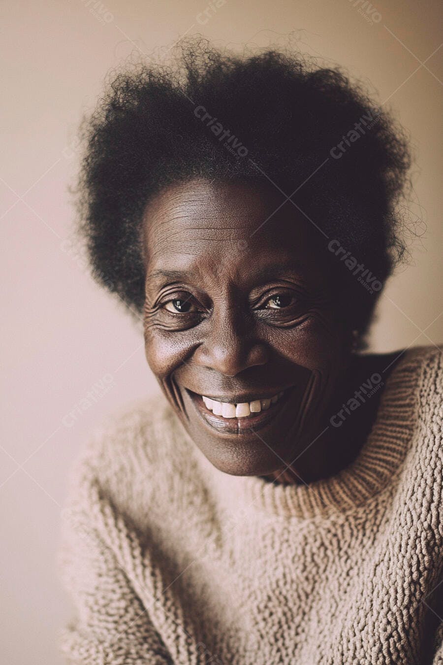 Mulher idosa negra sorrindo feliz vestindo suéter bege aconchegante