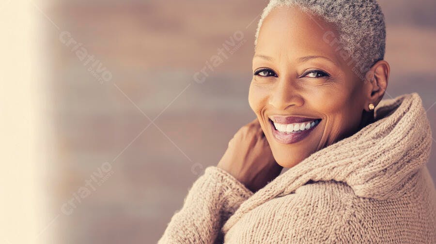 Mulher afro-americana sênior de cabelo grisalho sorrindo feliz em suéter bege