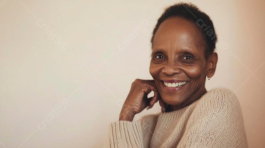 Mulher negra idosa sorrindo feliz com suéter bege