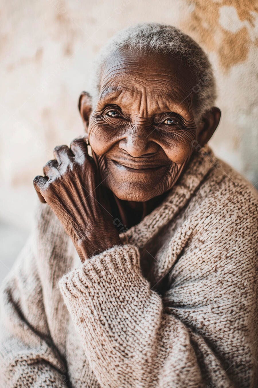 Mulher idosa negra sorrindo com suéter de tricô cálido